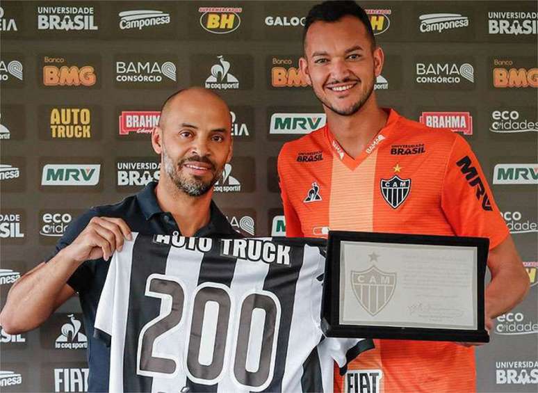 Réver foi homenageado por ter completado 200 jogos com a camisa alvinegra- (Bruno Cantini/Atlético-MG)