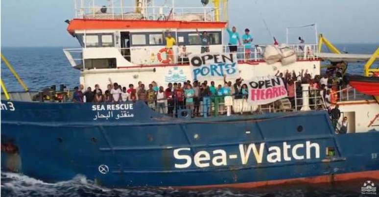 Navio da ONG alemã Sea Watch, que leva 42 migrantes a bordo