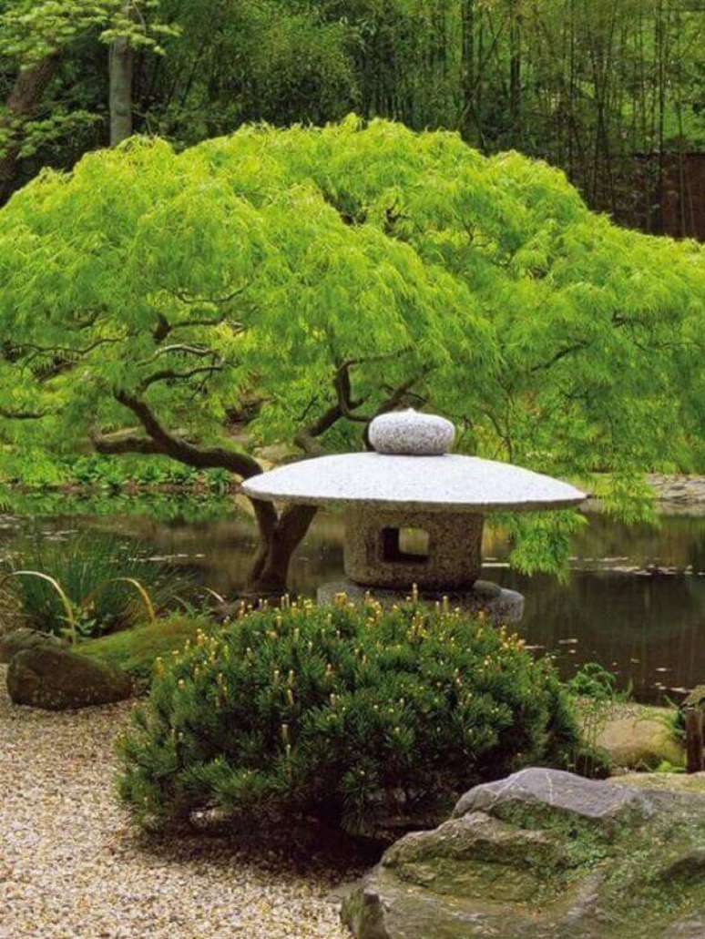 12. A lanterna de pedra n&atilde;o pode faltar no Jardim Japon&ecirc;s. Fonte: Pinterest