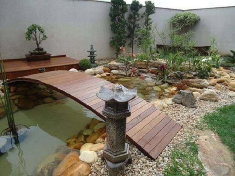 13. A ponte de madeira &eacute; um elemento muito representativo dentro do Jardim Japon&ecirc;s. Fonte: Pinterest