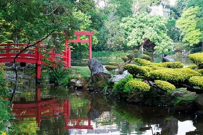 14. A ponte vermelha se destaca por entre a vegeta&ccedil;&atilde;o do Jardim Japon&ecirc;s. Fonte: ConstruindoDecor