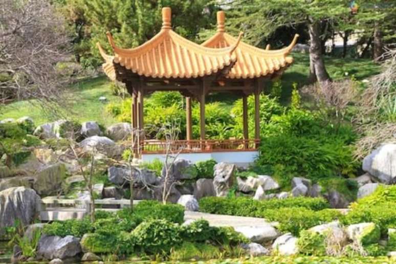 22. Arquitetura oriental complementa a decora&ccedil;&atilde;o desse jardim. Fonte: Pinterest