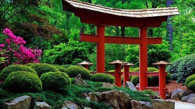 23. Arquitetura peculiar complementa a decora&ccedil;&atilde;o do Jardim Japon&ecirc;s. Fonte: Gide&atilde;o Paisagismo