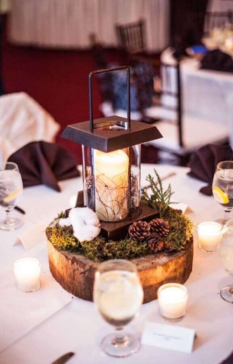 16. Arranjo rústico com base em madeira, velas e pinhas para mesa de bodas de casamento – Foto: Weddbrook