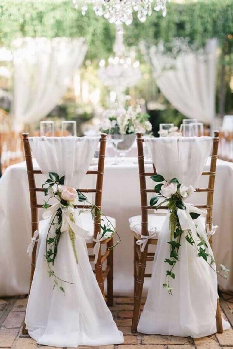 23. Invista em cadeiras personalizadas especialmente para o casal na decoração de bodas de casamento – Foto: Wedding Decor