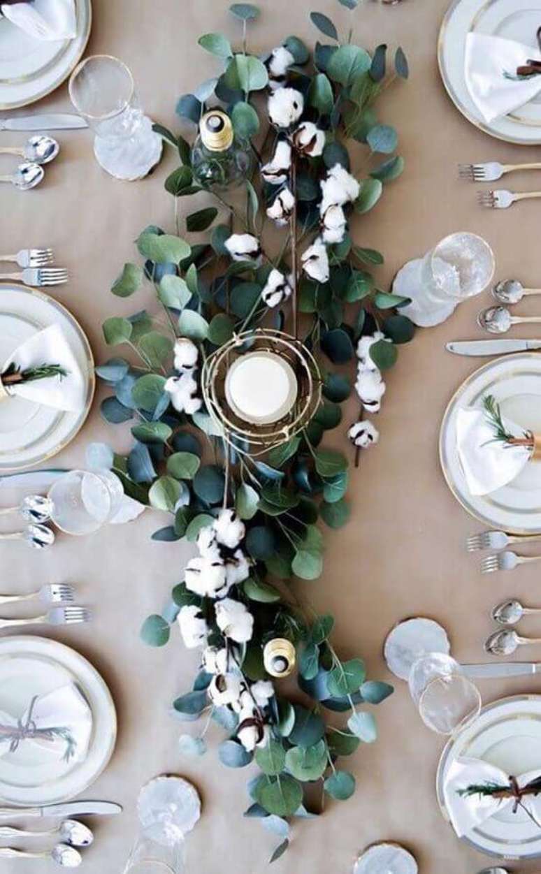 24. Decoração para bodas de algodão com arranjo de folhas e velas no centro da mesa – Foto: Beauty of Wedding