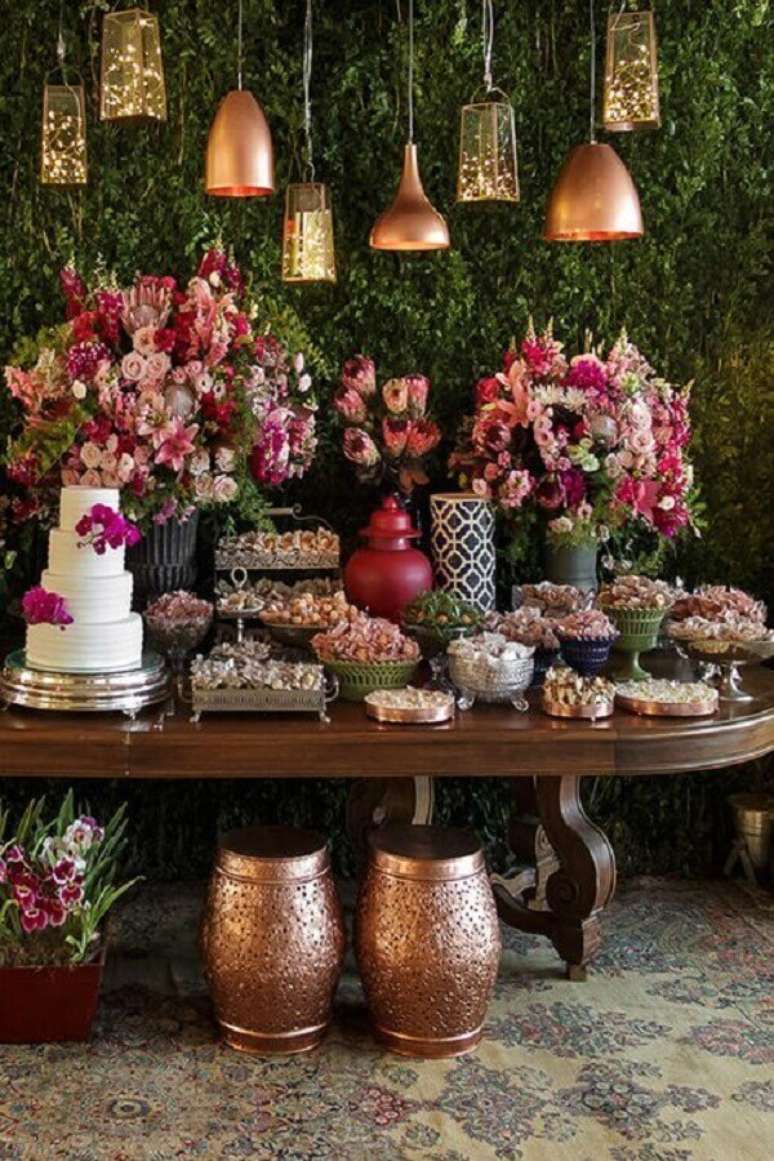 27. Bodas de casamento decorada com arranjo de flores e detalhes em dourado levando bastante sofisticação – Foto: Pinterest