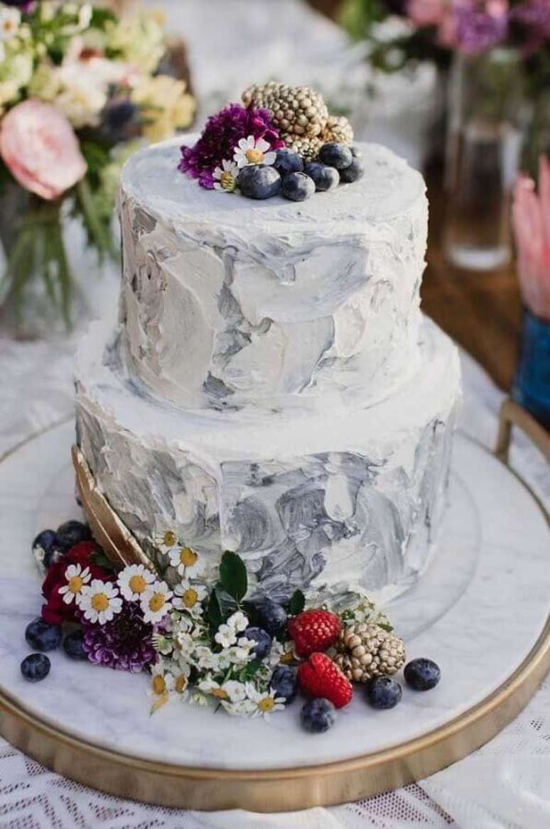 33. Bolo decorado com flores e frutas para bodas de prata – Foto: 100 Layer Cake