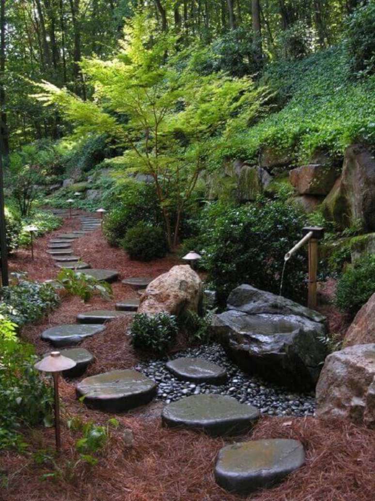 27. Caminho de pedras transmitem paz aos visitantes. Fonte: Pinterest