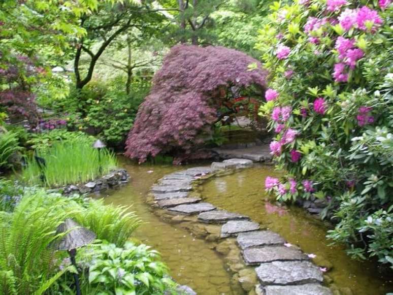 29. Caminho formado por pedra complementa o paisagismo do Jardim Japonês. Fonte: O Meu Jardim