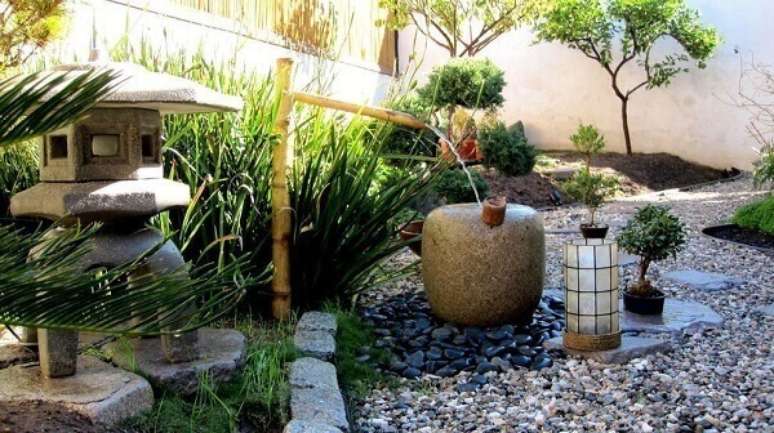 31. Cascata de bambu e pedras complementam o paisagismo desse jardim. Fonte: Pinterest