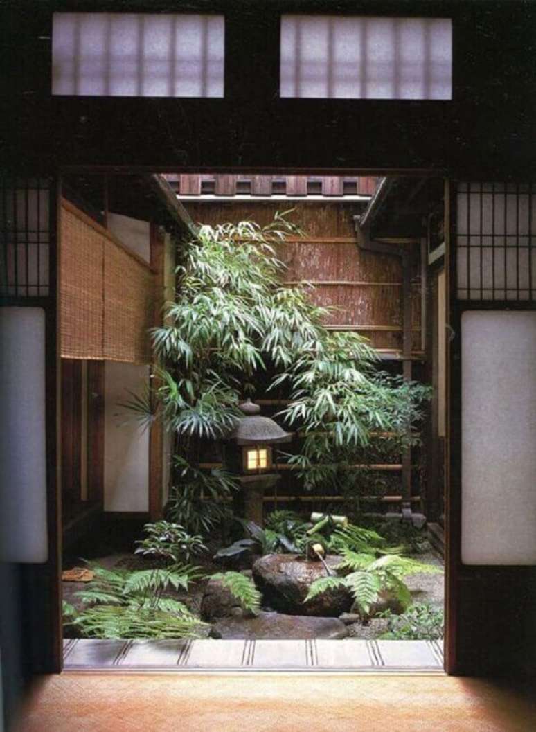 32. Com lanternas, pedras, bambu e plantas t&iacute;picas do oriente forme um Jardim Japon&ecirc;s de Inverno. Fonte: Pinterest