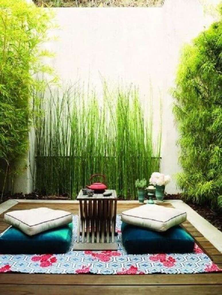 36. Deck de madeira, almofadas e lanternas compõem a decoração desse jardim. Fonte: Pinterest