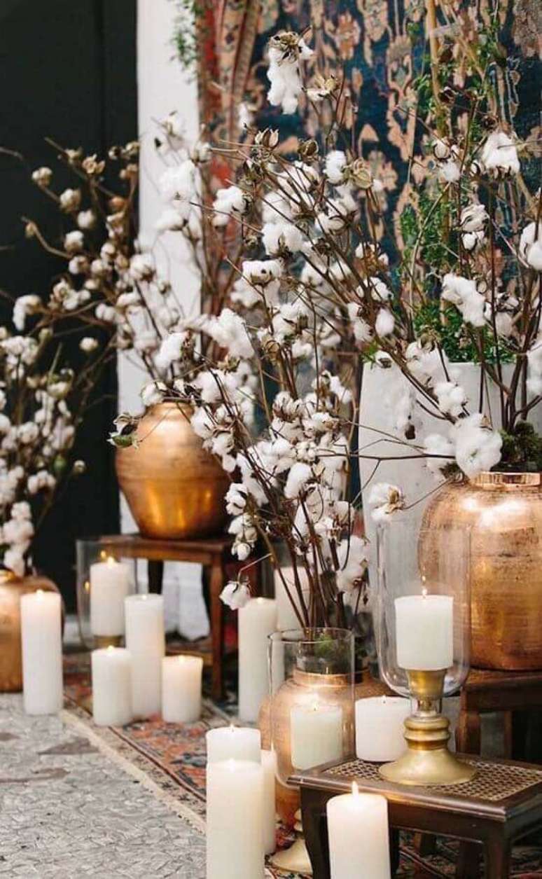 8. Linda decoração de bodas de algodão com muitas velas e galhos secos com detalhes de algodão – Foto: WeddingOmania