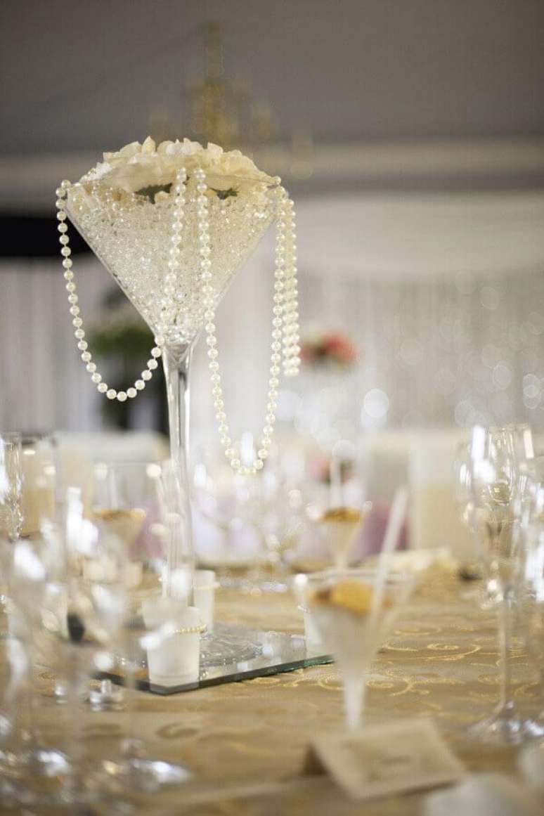 11. Delicada decoração para bodas de pérola com arranjo de rosas brancas – Foto: Hasshe
