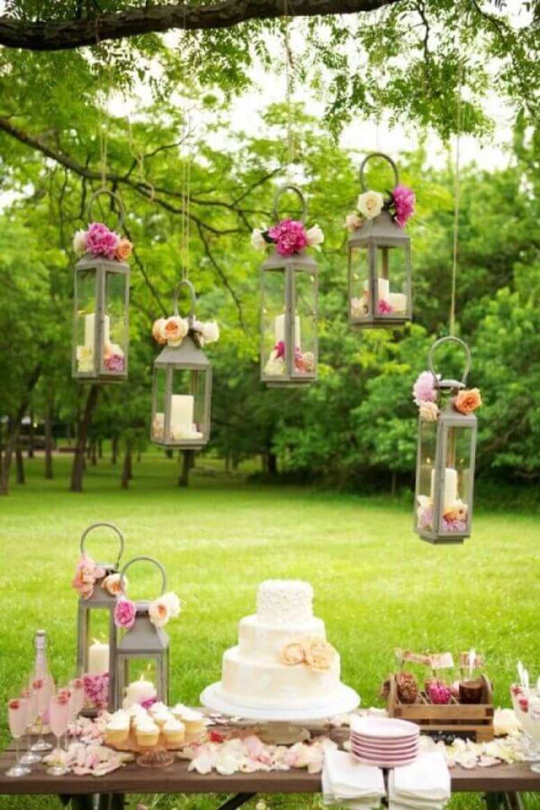49. Delicada decoração para bodas de casamento com lanternas flutuantes decoradas com flores – Foto: Papo Glamour