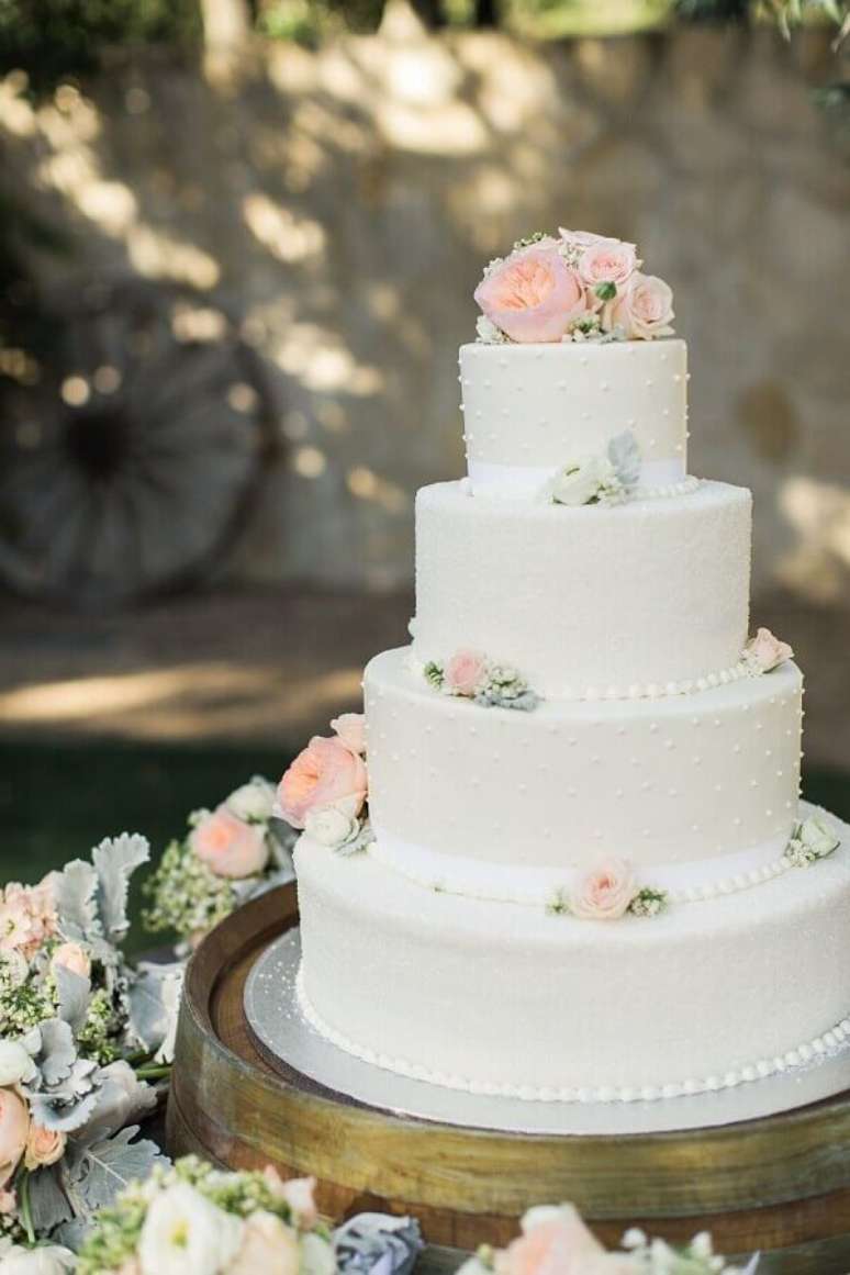 50. Invista em um lindo bolo decorado para as suas bodas de diamante – Foto: iCasei