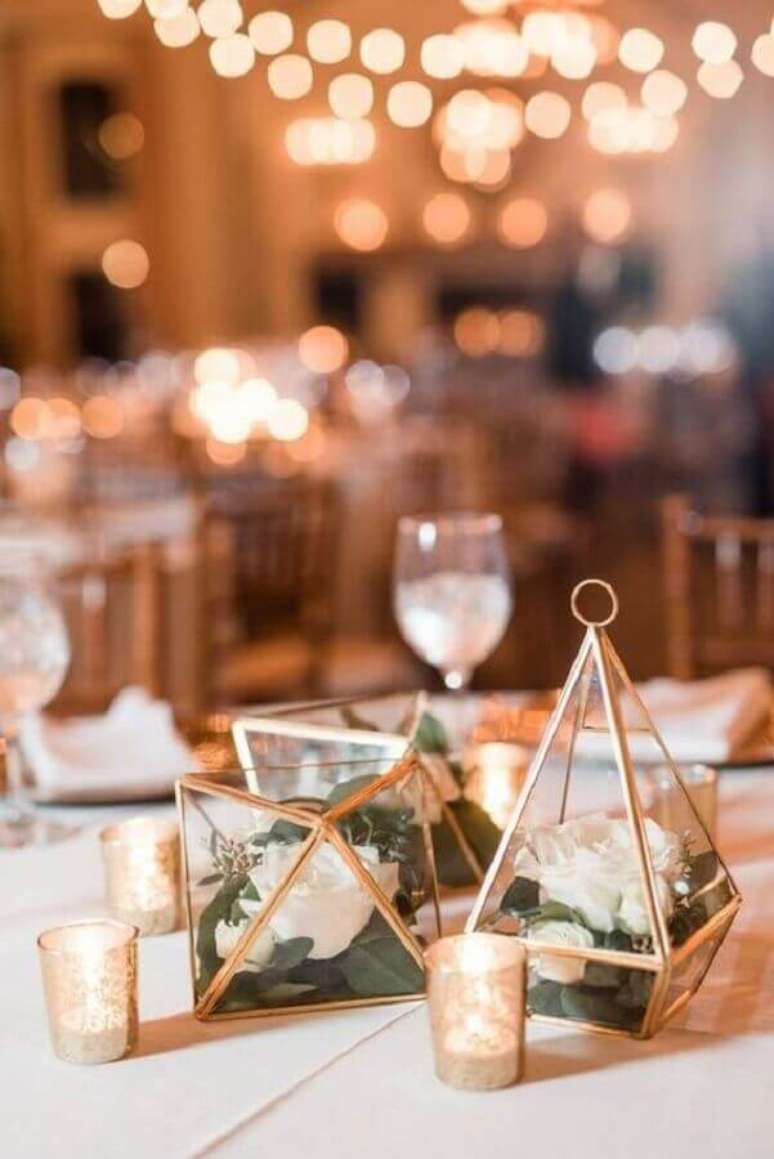 13. Nessa decoração de bodas de diamante foi acrescentado um sofisticado toque de dourado, além de vasinhos de flores com um estilo minimalista para dar um toque moderno ao espaço – Foto: Wedding Fashion
