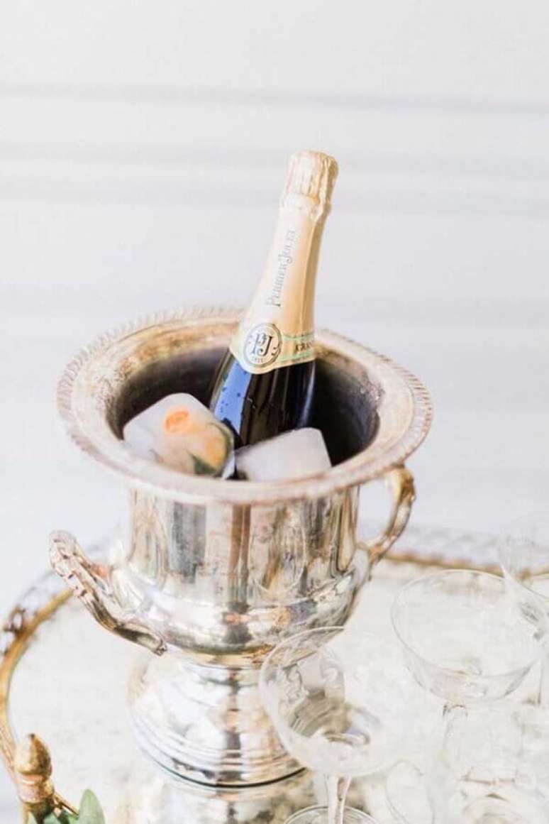 54. O champagne não pode faltar para o brinde no aniversário de casamento bodas – Foto: Style Me Pretty
