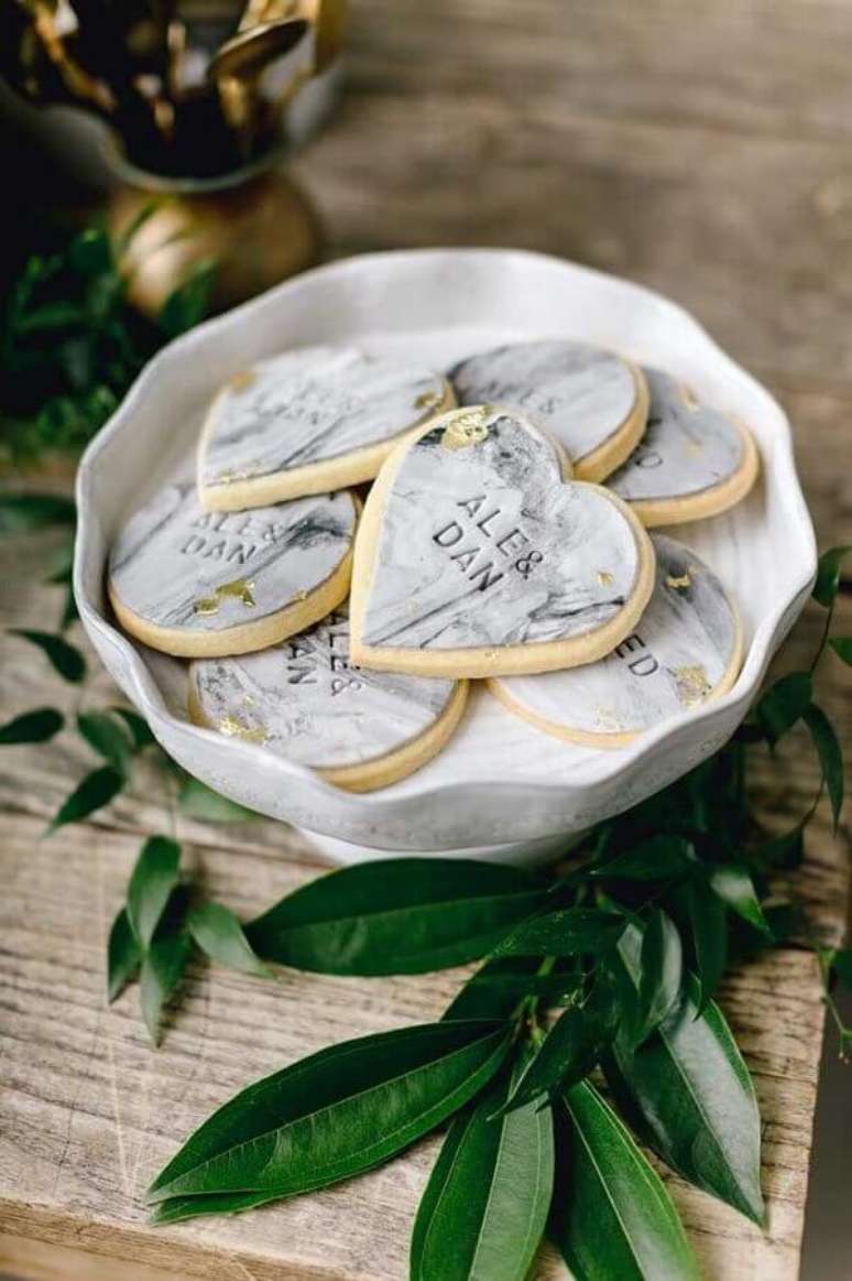 61. Lindos doces personalizados com acabamento marmorizado para bodas de prata – Foto: Emily Wren Photography