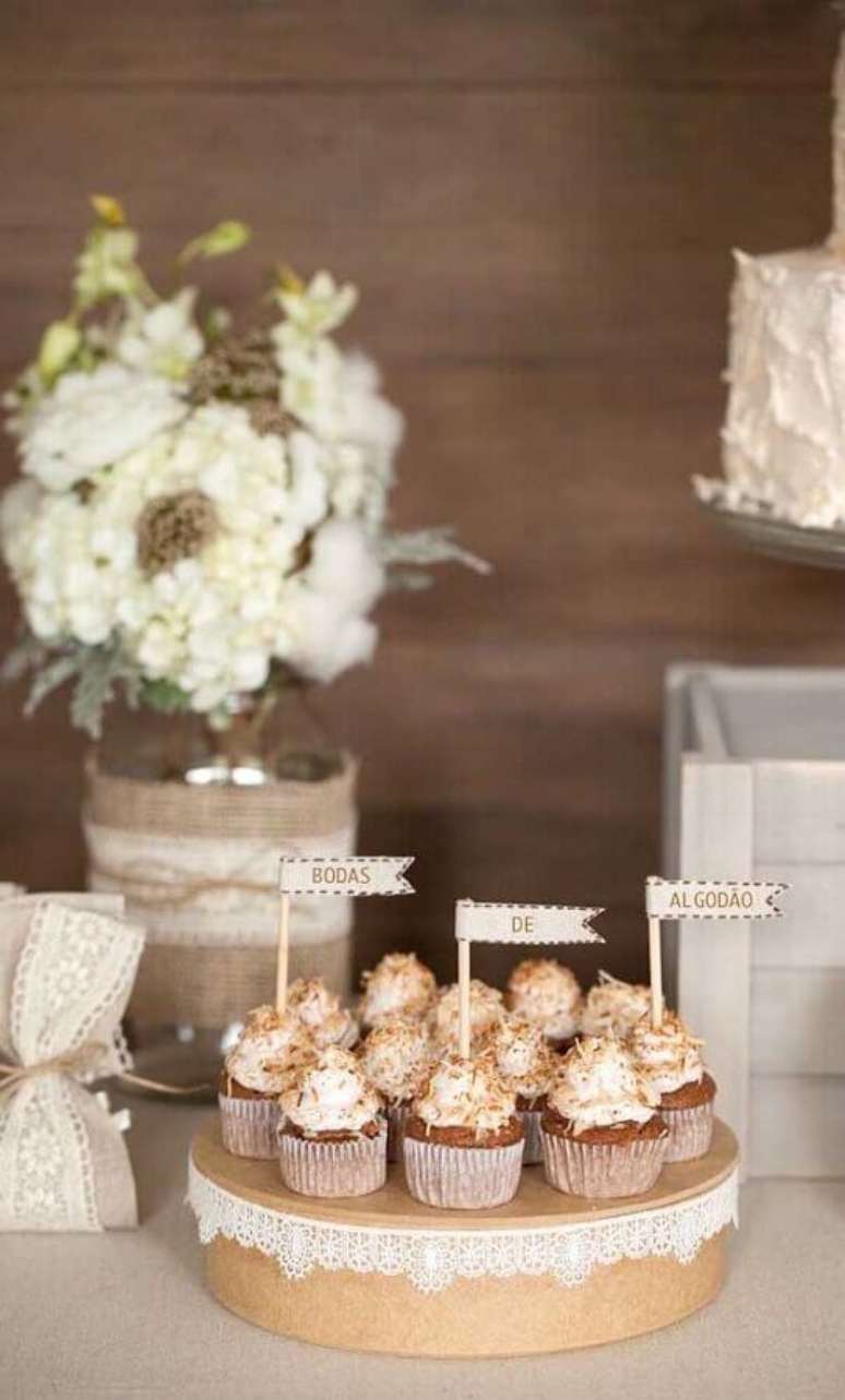 62. Decora&ccedil;&atilde;o de docinhos com plaquinhas para bodas de algod&atilde;o &ndash; Foto: Pinterest