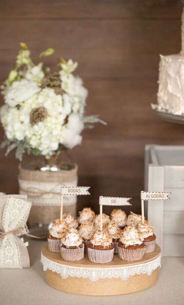 62. Decoração de docinhos com plaquinhas para bodas de algodão – Foto: Pinterest