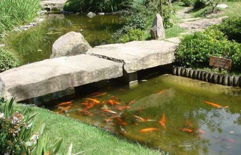 3. É muito comum ter lagos com carpas compondo a decoração do Jardim Japonês. Fonte: Pinterest