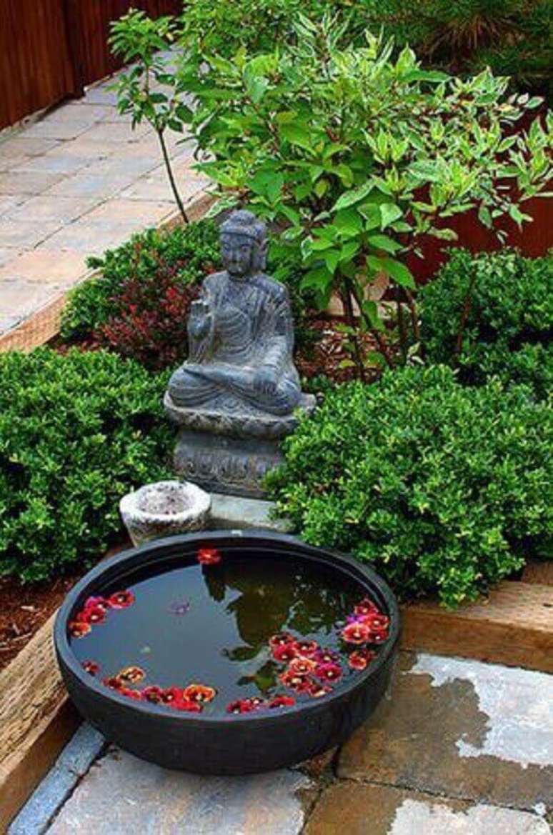 41. Espa&ccedil;os de medita&ccedil;&atilde;o dentro desse jardim nos convidam a pr&aacute;tica da medita&ccedil;&atilde;o. Fonte: Pinterest