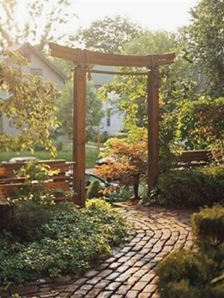 50. Invista em um p&oacute;rtico de madeira na entrada do seu Jardim Japon&ecirc;s. Fonte: Pinterest