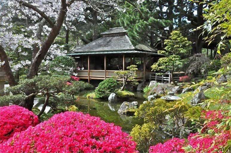 7. Jardim Japonês com lago e inúmeras flores. Fonte: Arquidicas
