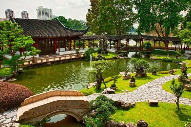 55. Jardim Japonês com lago e ponte. Fonte: Gazeta do Povo