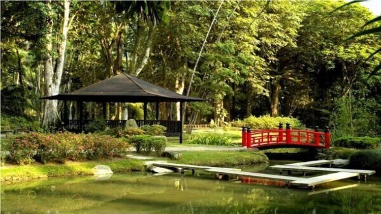 1. Jardim Japonês com ponte vermelha encanta o ambiente. Fonte: Pinterest
