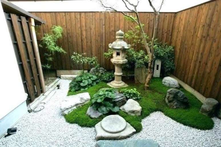 58. Mini Jardim Japonês estruturado aos fundo da casa. Fonte: Pinterest