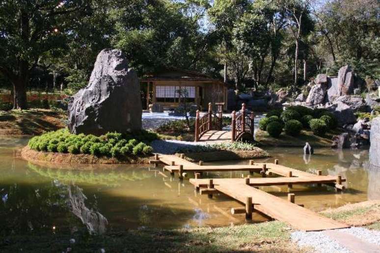 6. Jardim Japonês encantador com passarela de madeira. Fonte: Fênix Plantas e Jardins