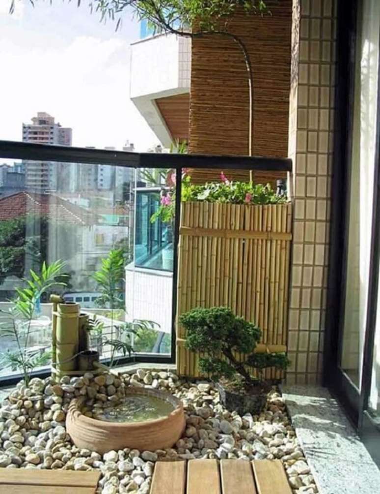 60. Jardim Japonês estruturado na varanda de um apartamento. Fonte: Simples Decoração