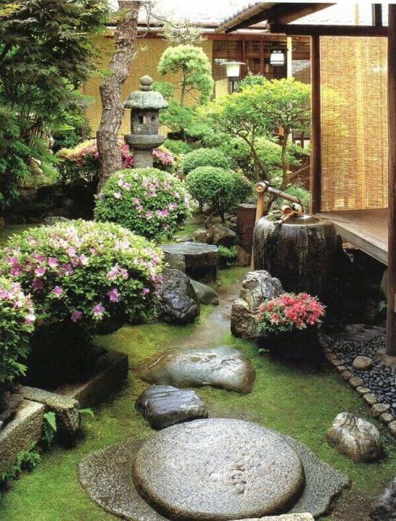 62. Jardim Japonês inspirador criado aos fundos dessa residência. Fonte: Pinterest