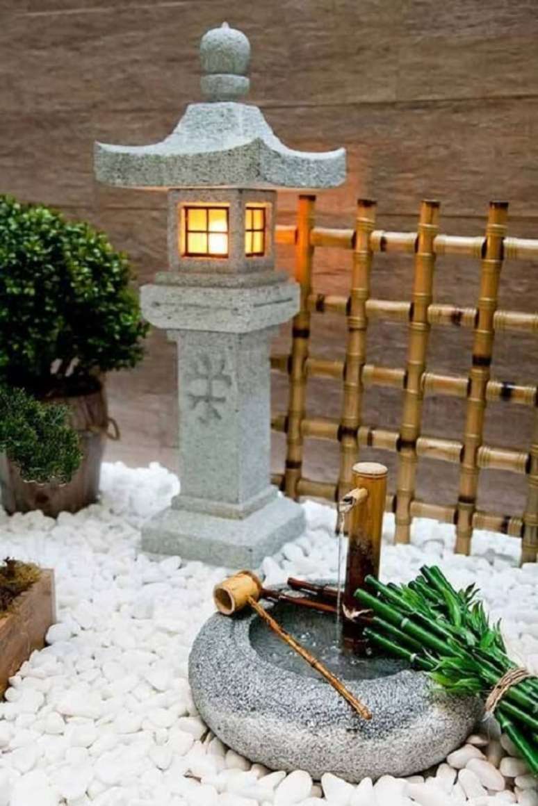 63. Lanterna de pedra para Jardim Japon&ecirc;s. Fonte: Pinterest