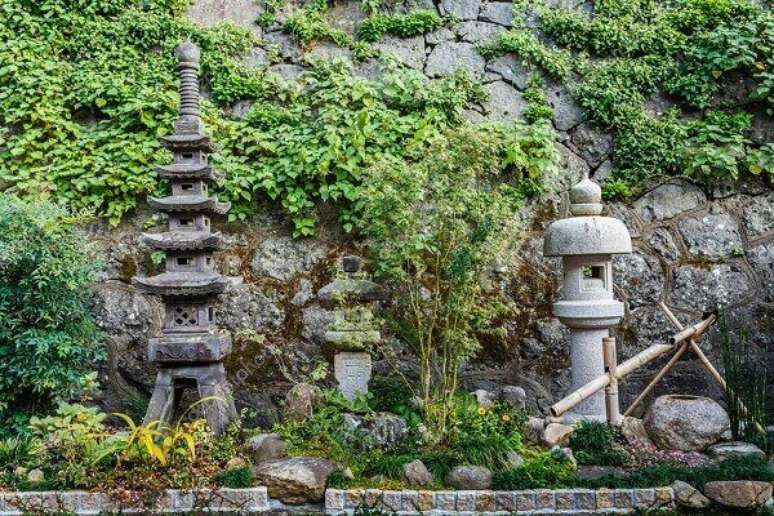 5. Lanternas de pedra encantam o Jardim Japon&ecirc;s. Fonte: Pinterest