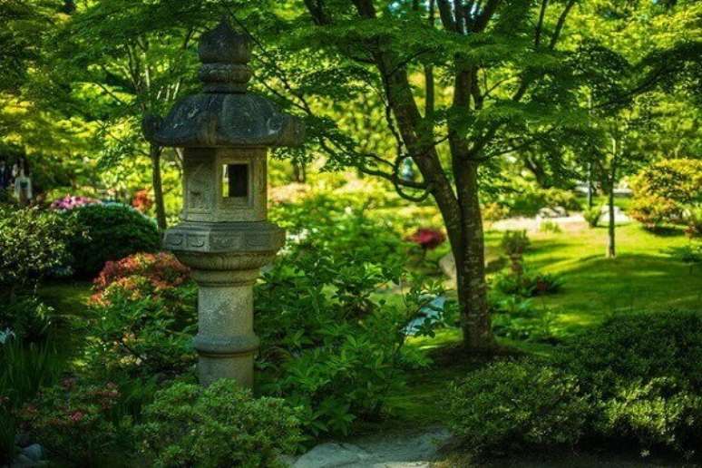 65. Lanterna de jardim complementa a decoração do Jardim Japonês. Fonte: Pinterest