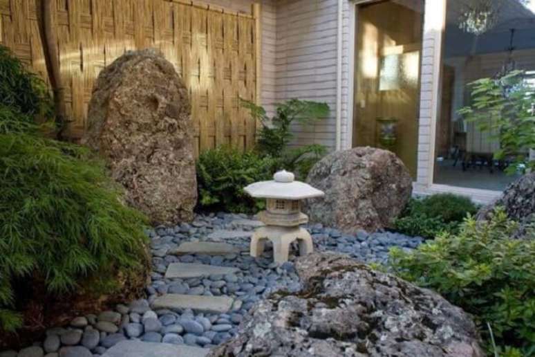 11. O caminho entre a casa e o quintal pode ficar ainda mais aconchegante com a presença de um Jardim Japonês. Fonte: Pinterest