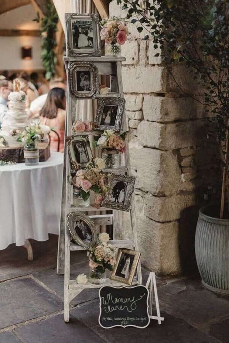 77. Invista no mural de fotos para deixar a sua festa de bodas de casamento ainda mais bonita e especial – Foto: Why Santa Claus