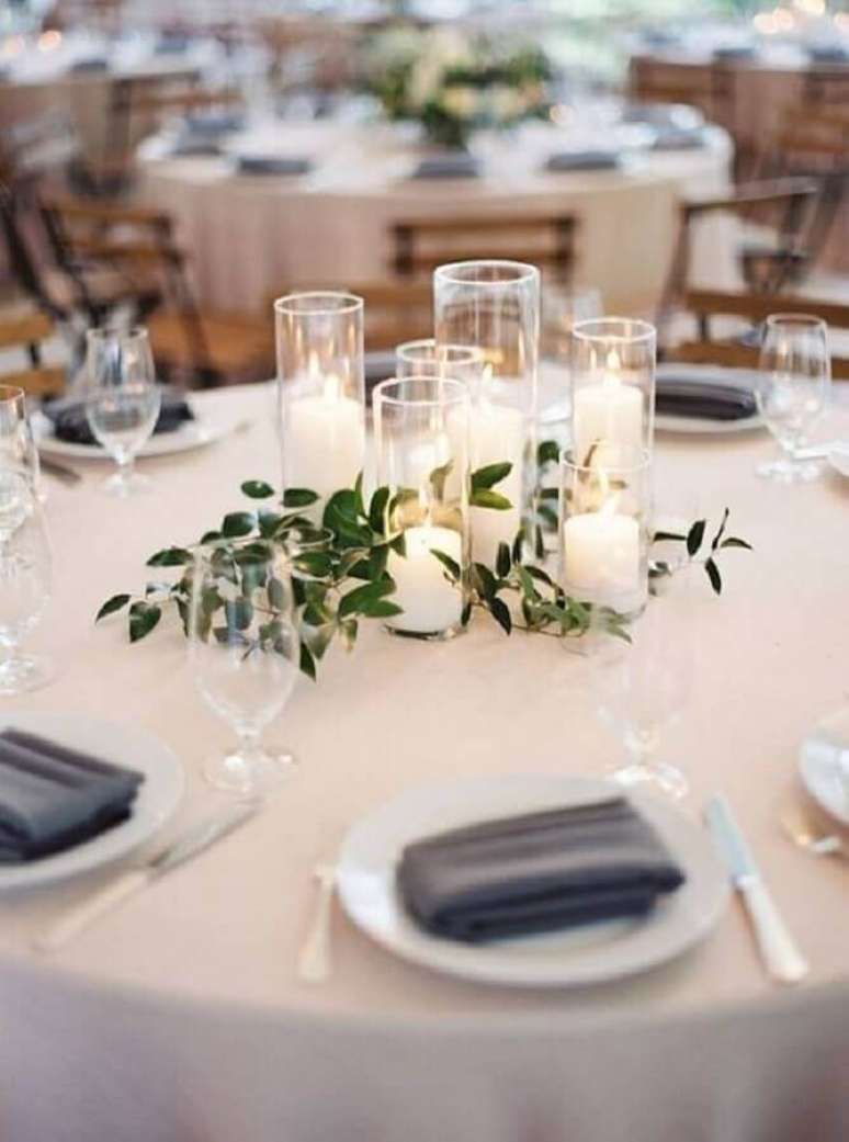 81. Decoração minimalista com velas e folhagens para bodas de casamento – Foto: Wedding Party Decoration