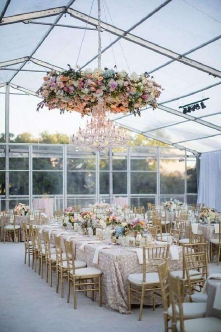 82. Sofisticada decoração para bodas de casamento com arranjo de flores e lustre de cristal – Foto: Paperblog