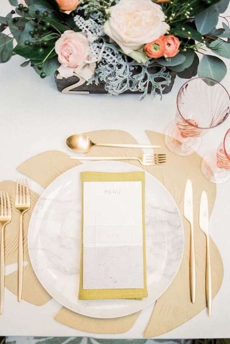 84. Na decoração da bodas de ouro capriche nos detalhes e escolha louças e talheres com detalhes em dourado – Foto: 100 Layer Cake