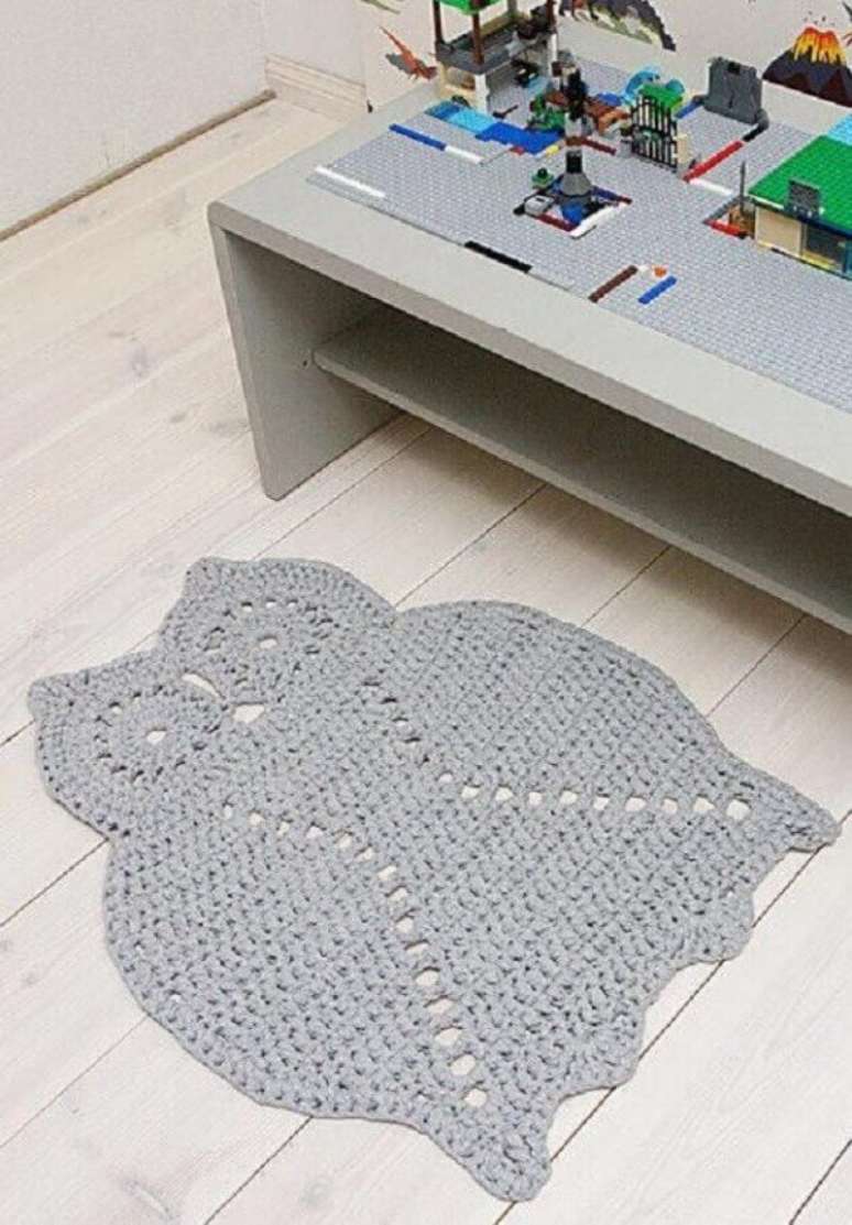 50. O tapete de coruja cinza &eacute; o mais neutro para ambientes como a sala de estar. Aposte nele! &ndash; Por: Pinterest