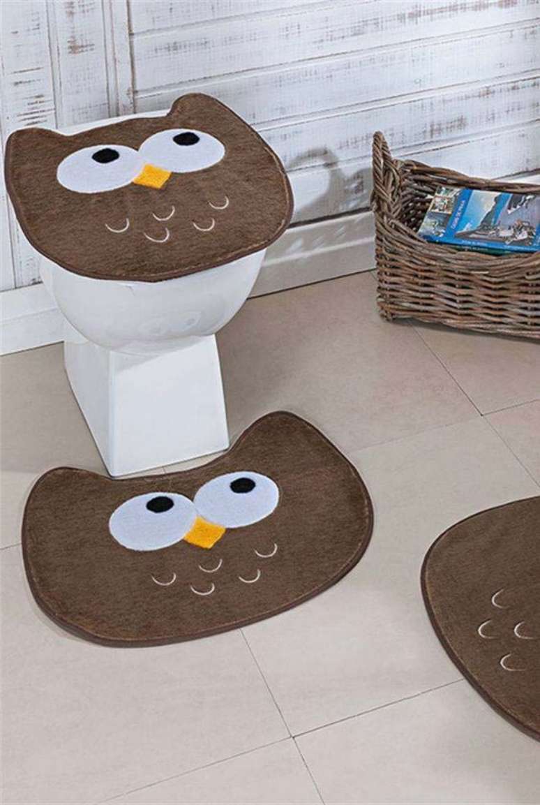 23. Tapete de coruja marrom para usar no banheiro -Por: decor f&aacute;cil