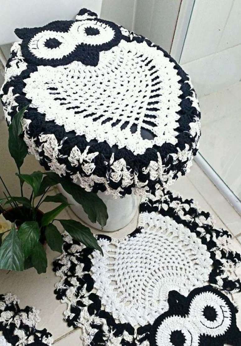 57. Na d&uacute;vida, use o tapete de croch&ecirc; em preto e branco para combinar com o azulejo de seu banheiro &ndash; Por: Pinterest
