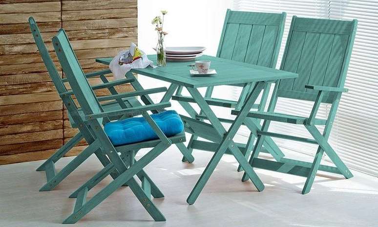 16. O verde é uma cor de tinta para madeira que fica muito bem em cadeiras. Projeto por: Lojas KD