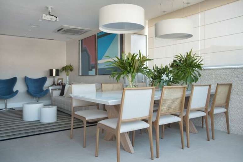 6. A tinta de madeira na cor branca possui uma aplica&ccedil;&atilde;o diferenciada. Projeto por: Mariana Martini