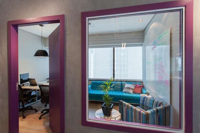 31. A tinta para madeira fica &oacute;tima se aplicada em molduras. Projeto por: Milena Romano